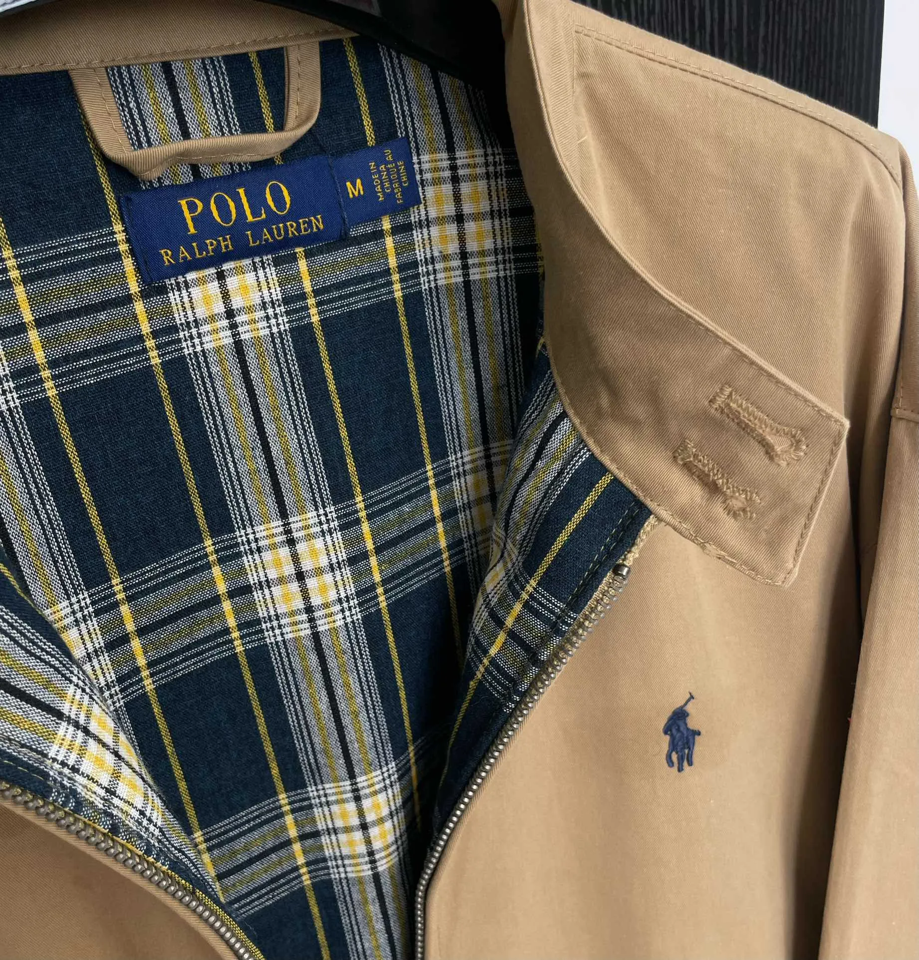P350 model number: R05 Ralph Lauren unisex old-money style veteran stand-up collar workwear Harrington jacket. The embroidery on the chest is all original data. The embroidery technology of German Oman embroidery fiber is very particular. It uses Japanese Tajima machine to ensure the embroidery is exquisite and three-dimensional. That is what I said is different from what is on the market. Regarding the workmanship, the version is a loose version and can be used by boys and girls!! The fabric is a double-layer shin bone feeling, full of weight! It's not as heavy as a regular jacket, and the ordinary cotton material feels really different. This one is super comfortable, soft and stylish, and has a green plaid interior that has a retro movie fashion feel! The fit is loose but not baggy. The size is just right and not picky. The dropped shoulder design modifies the shoulders without making them look bulky. This silhouette is a style that will never go out of style after being worn for a long time. The upper body is also very durable and recognizable. The loose and reasonable version can be worn by both men and women. It is easy to create a clean and refreshing boyish look. Color#Khaki Size#M L XL XXL Length: 68/70/72/74 Bust: 122/126/130/134 Shoulder width: 53/54/55/56 Sleeve length: 65/66/67/68
